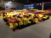 الترامبولين بجانب Foam Pit